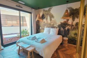 een slaapkamer met een bed en een groot raam bij Villa IrisJasmin jacuzzi vue mer in Lacanau +51 foto's