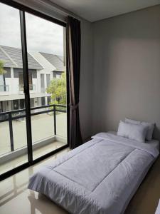 Ένα ή περισσότερα κρεβάτια σε δωμάτιο στο Arleen Homestay