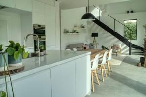 a kitchen and dining room with a table and chairs at Vakantiewoning DRP29 in Zelem