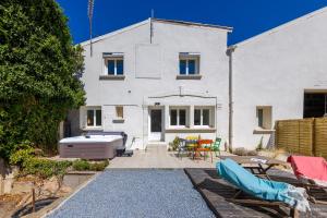 a white house with a backyard with a tub at Domaine la Yole Wine Resort in Vendres