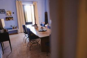 a room with a table with chairs and a window at Blu di Prussia in Laureana Cilento