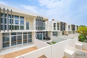 Μπαλκόνι ή βεράντα στο Charming 3BR Townhouse with Study Room in Damac Hills 2 Centaury, Dubailand By Deluxe Holiday Homes