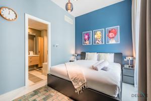 Ένα ή περισσότερα κρεβάτια σε δωμάτιο στο Charming 3BR Townhouse with Study Room in Damac Hills 2 Centaury, Dubailand By Deluxe Holiday Homes +45 φωτογραφίες