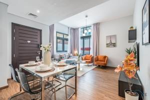 Χώρος καθιστικού στο Charming 3BR Townhouse with Study Room in Damac Hills 2 Centaury, Dubailand By Deluxe Holiday Homes