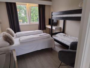 En eller flere senge i et værelse på Holms Motel Larvik