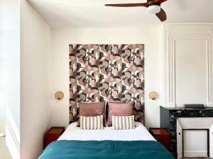 Schlafzimmer mit einem Bett mit Kopfteil in der Unterkunft Les Loges des Coteaux - Loge 2 - Luxury lodges with jacuzzi in Blaye