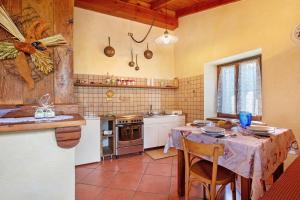 Dapur atau dapur kecil di Alloggio La Tour +14 gambar