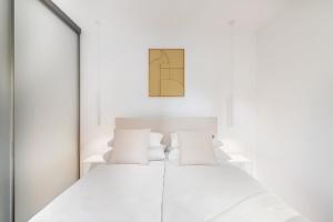 Un dormitorio con una cama blanca con almohadas blancas. en Villa XeMa, en Dramalj 41 fotos más