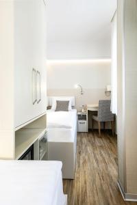 Postel nebo postele na pokoji v ubytování Ametyst Hotel Praha