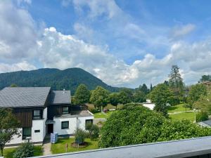 a view of a house with a mountain in the background at Apartment Happy Holiday - neu renoviert, gemütlich in ruhiger Lage in Schliersee