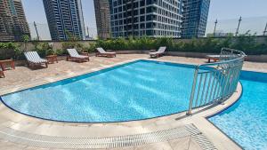 ภาพในคลังภาพของ Eye-captivating studio sleeps 2 in JLT ในดูไบ