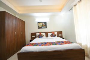Postel nebo postele na pokoji v ubytování FabHotel Muktinath