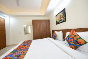 Postel nebo postele na pokoji v ubytování FabHotel Muktinath