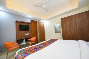 TV a/nebo společenská místnost v ubytování FabHotel Muktinath