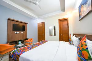 Postel nebo postele na pokoji v ubytování FabHotel Muktinath