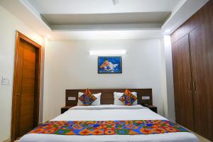 Postel nebo postele na pokoji v ubytování FabHotel Muktinath