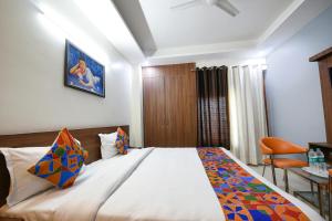 Postel nebo postele na pokoji v ubytování FabHotel Muktinath