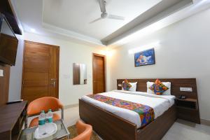 Postel nebo postele na pokoji v ubytování FabHotel Muktinath