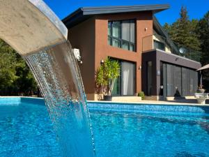 a water fountain in front of a house at Pino - Villa, Casa, Cucina е Terrazza in Albena