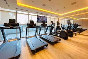 Γυμναστήριο ή/και όργανα γυμναστικής στο Netflix and Wi-Fi Studio Pool, Gym & City Views