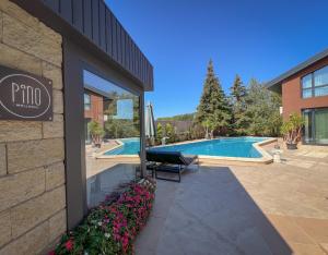 a hotel with a swimming pool and a building at Pino - Villa, Casa, Cucina е Terrazza in Albena
