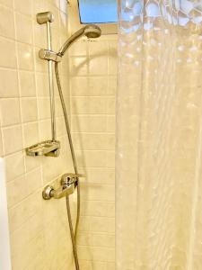 eine Dusche in einem Badezimmer mit Duschvorhang in der Unterkunft Casa Adele in Monterosso al Mare + 34 Fotos