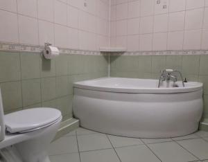 Ένα μπάνιο στο Przytulny domek w Nadolu, blisko Dębki i Białogóra +9 φωτογραφίες