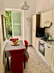 eine Küche mit einem Tisch und einem Obstteller darauf in der Unterkunft Casa Adele in Monterosso al Mare