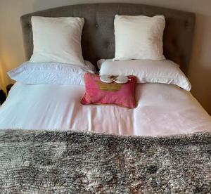 Кровать или кровати в номере Luxury Central Hale living