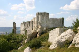 un vieux château sur une colline avec des rochers dans l'établissement Aux chants des oiseaux, à Heudreville-sur-Eure