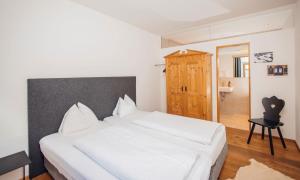 Łóżko lub łóżka w pokoju w obiekcie Hotel Gasthof Hirschentenne