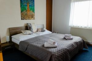 Un pat sau paturi într-o cameră la Penzion Oaza Prievidza +6 fotografii