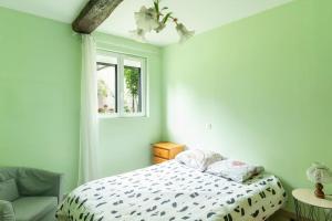 a bedroom with a bed and a window at Havre de paix idéal en famille in Monceaux