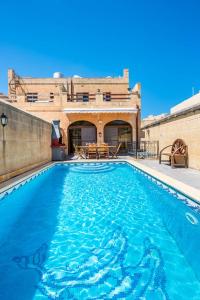 Bazén v ubytování 4 Bedroom Holiday Home with Private Pool nebo v jeho okolí