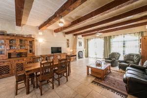 TV a/nebo společenská místnost v ubytování 4 Bedroom Holiday Home with Private Pool + 26 fotografií