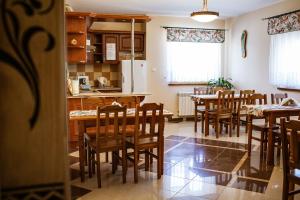 eine Küche und ein Esszimmer mit Holztischen und Stühlen in der Unterkunft Willa Dziubas II in Zakopane + 65 Fotos