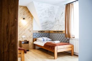 Schlafzimmer mit einem Bett mit Marmorwand in der Unterkunft Willa Dziubas II in Zakopane