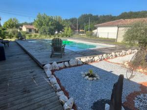 Bazén v ubytování Location Chambre nebo v jeho okolí