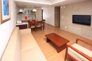TV a/nebo společenská místnost v ubytování High1 Condominium