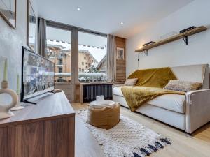 salon z kanapą i telewizorem w obiekcie Appartement rénové à Tignes Le Lac pour 4 pers, proche pistes et commodités - FR-1-641-17 w mieście Tignes