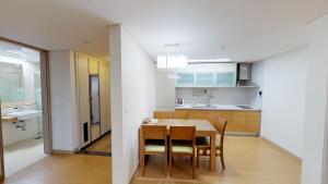 Kuchyň nebo kuchyňský kout v ubytování High1 Condominium