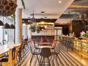 Reštaurácia alebo iné gastronomické zariadenie v ubytovaní Ibis Barcelona Plaza Glòries 22@