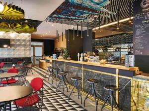 Reštaurácia alebo iné gastronomické zariadenie v ubytovaní Ibis Barcelona Plaza Glòries 22@