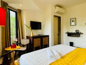 TV a/nebo společenská místnost v ubytování HALF Hotel, Calangute