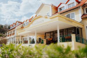 Budova, kde se hotel nachází + 37 fotografií