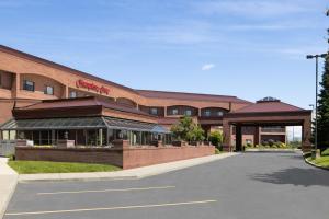 斯波坎Hampton Inn Spokane Airport的街道上建筑物的店面