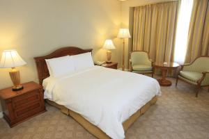 High1 Grand Hotel Main Tower客房内的一张或多张床位