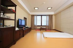 旌善High1 Grand Hotel Main Tower的大型客房配有床和电视。