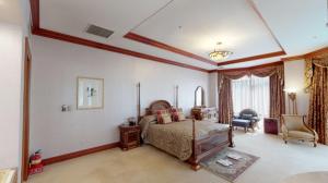 旌善High1 Grand Hotel Main Tower的一间设有床铺的大卧室和一间客厅