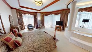 High1 Grand Hotel Main Tower客房内的一张或多张床位